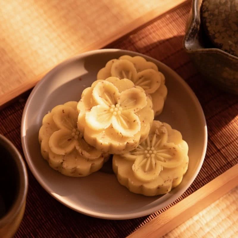 莲子茯苓糕做法:莲子肉,茯苓,淮山各300克研磨成细粉,白糖,桂花适量