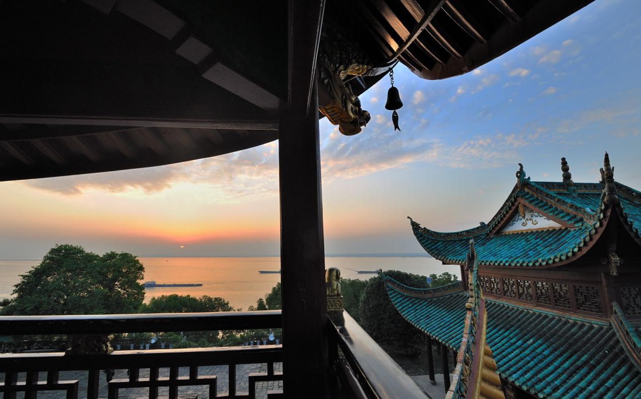 岳阳楼景区位于湖南省岳阳市,自然风光秀美,人文历史厚重,自古就有"