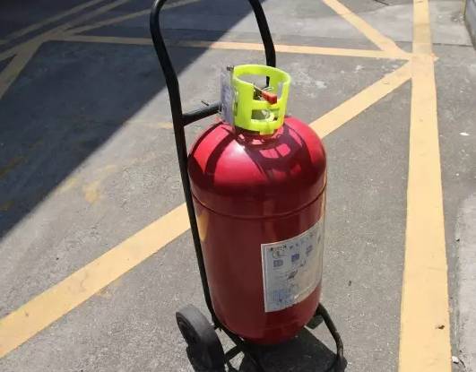 "我不活了"!荣成一男子掏出打火机欲点燃加油站,结果