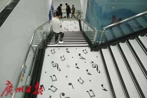 黄村站内的音乐楼梯黄村站还有广州地铁首次设置的站内自动步道,为了