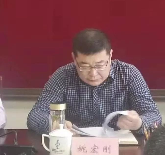 何明鉴同志指出,脱贫攻坚战是三大攻坚战之一,各乡镇