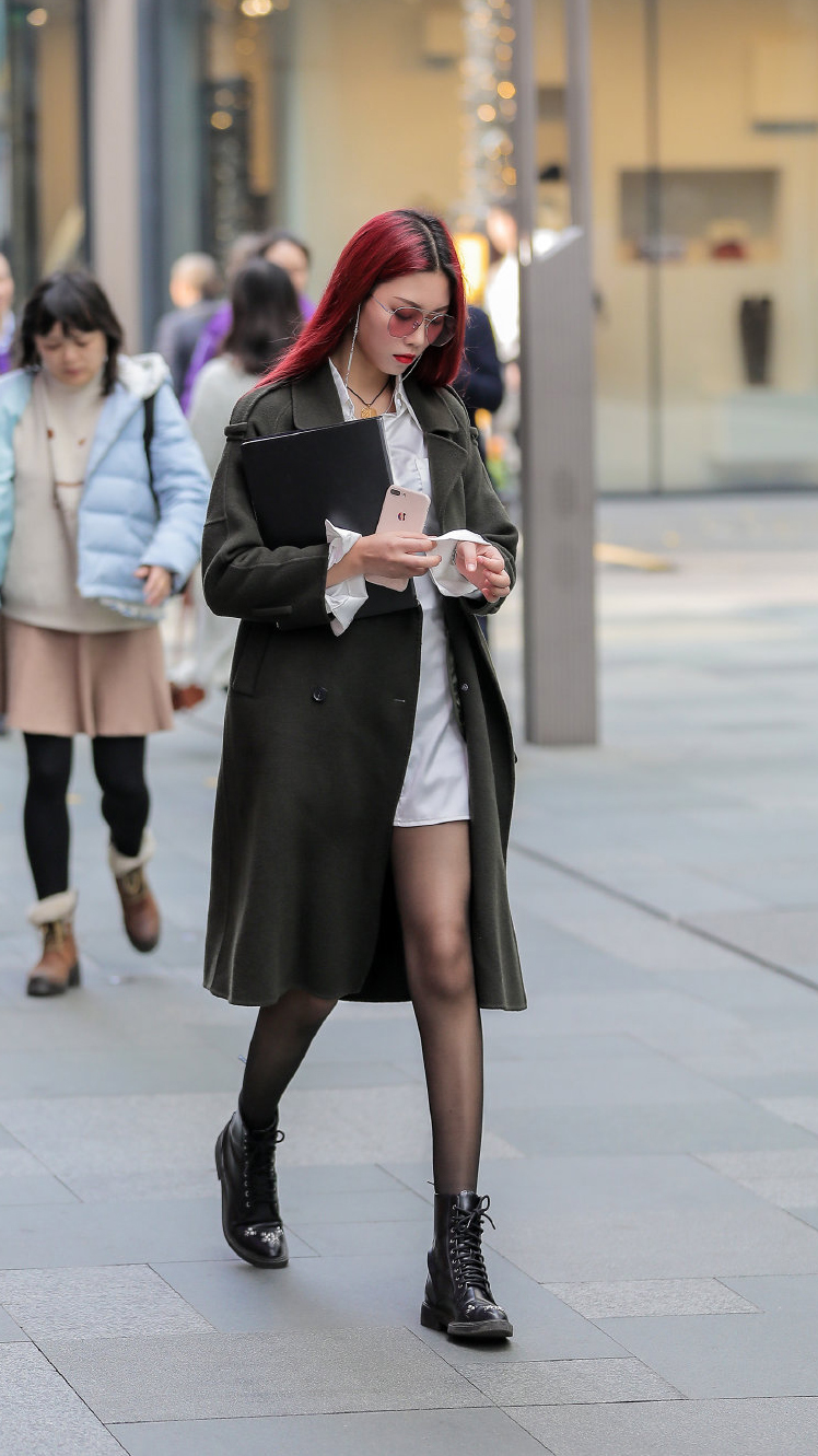 冬天穿裙子的姑娘都喜欢搭配一双丝袜保暖显腿长又提升气质