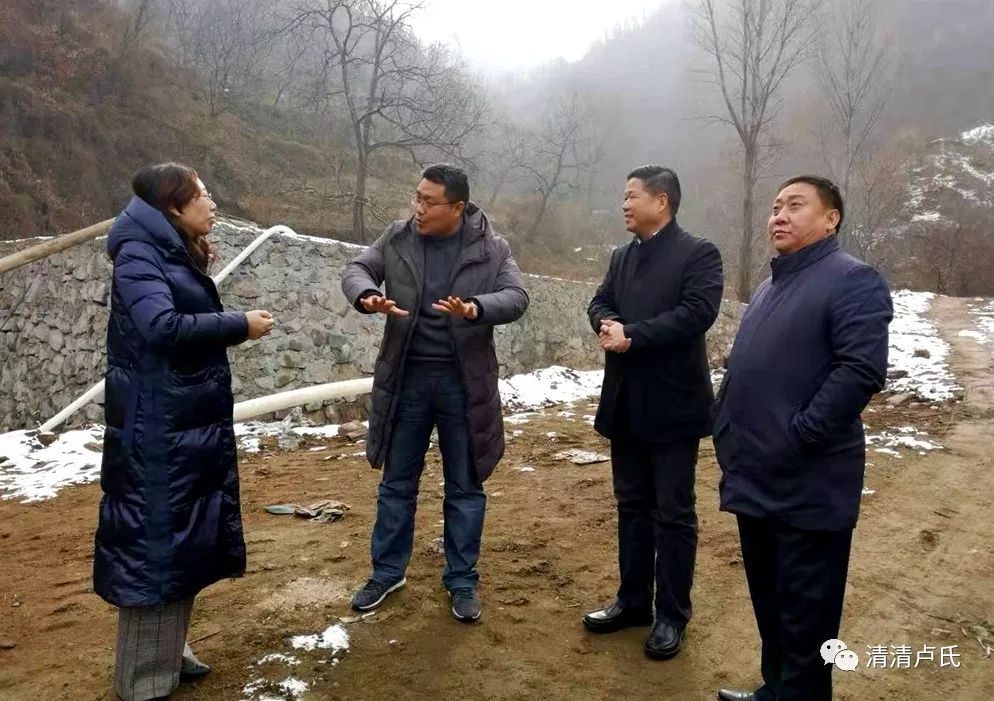 在横涧乡畜牧村,韩际东详细了解"树新风,展新颜