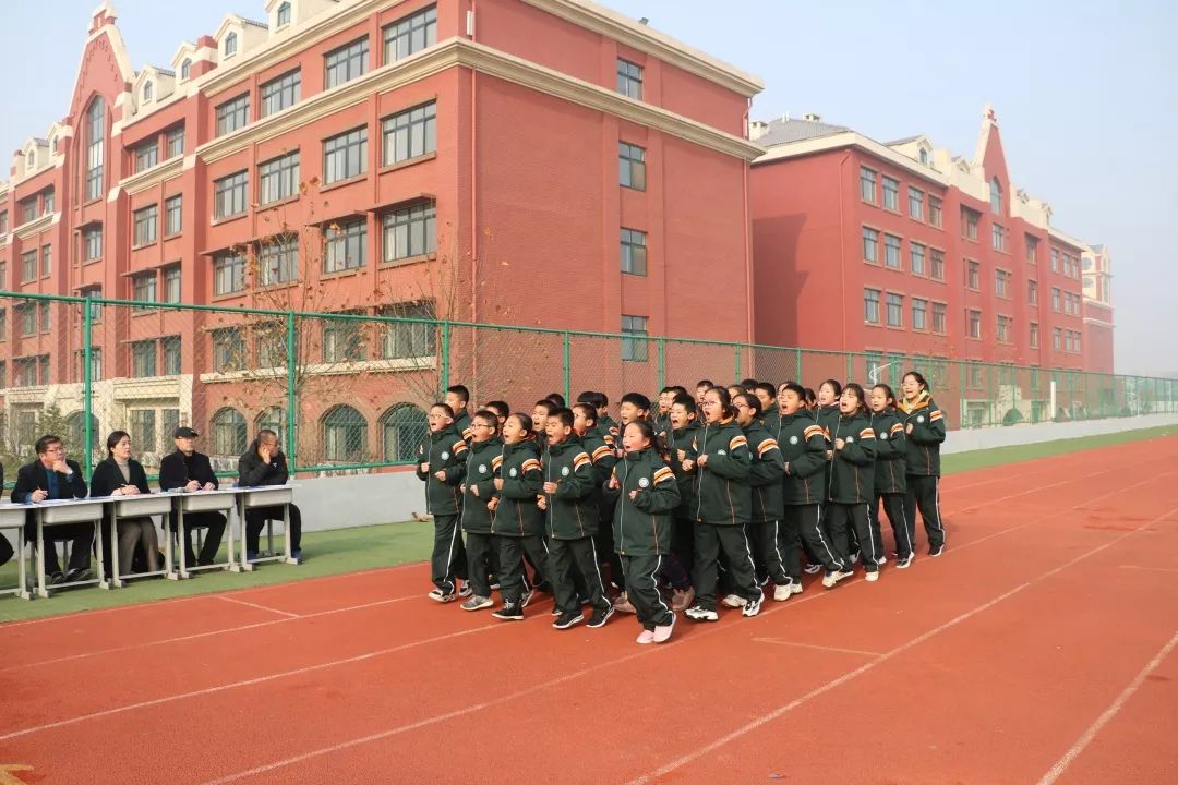 校园资讯站好每一列走好每一步莱西国开实验学校初一队列队形比赛
