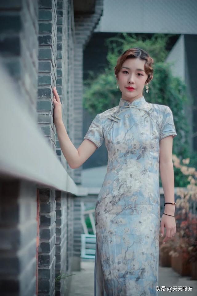 最美旗袍女神,身材婀娜多姿,皮肤更是如,蜜桃,般诱人