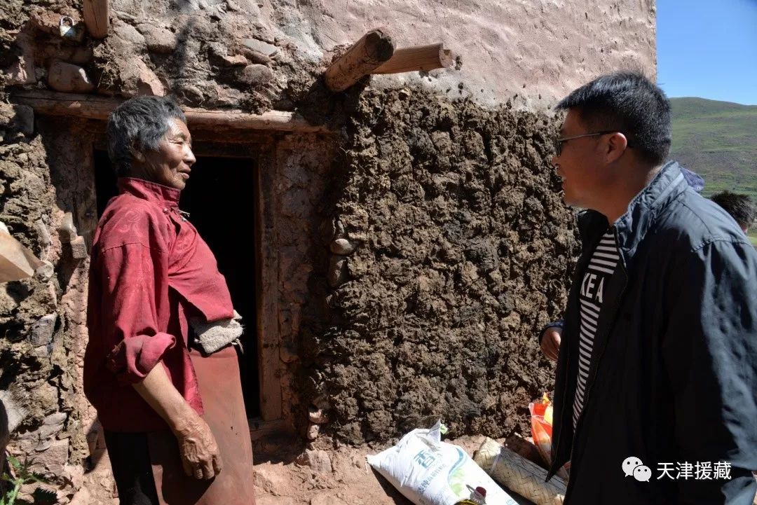 贡觉县工作组分别与15户帮扶对象结对认亲,深入联系点走访慰问贫困户