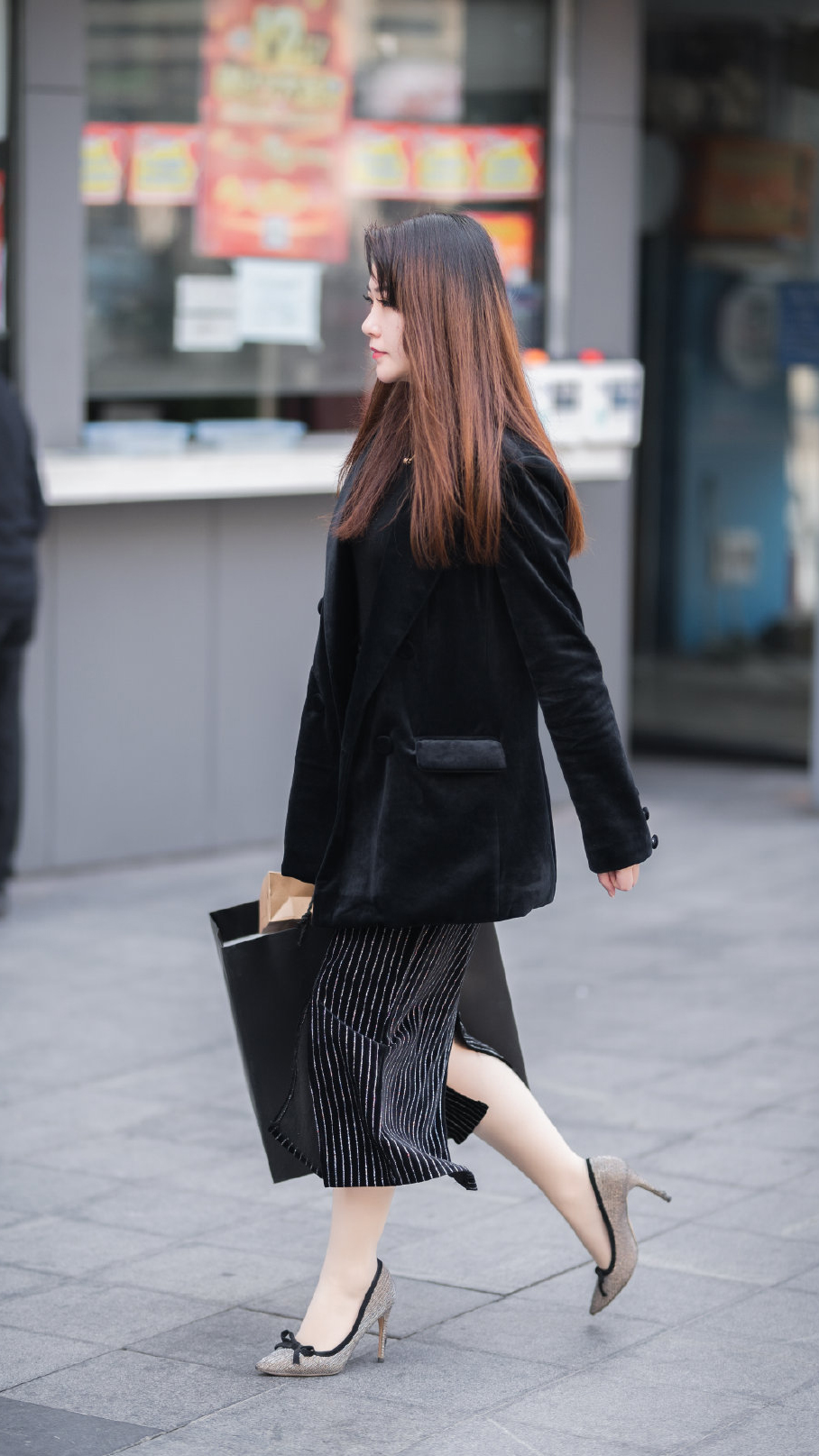 南方城市的冬天,美女穿搭很有风度,裙子加高跟鞋显身材提气质