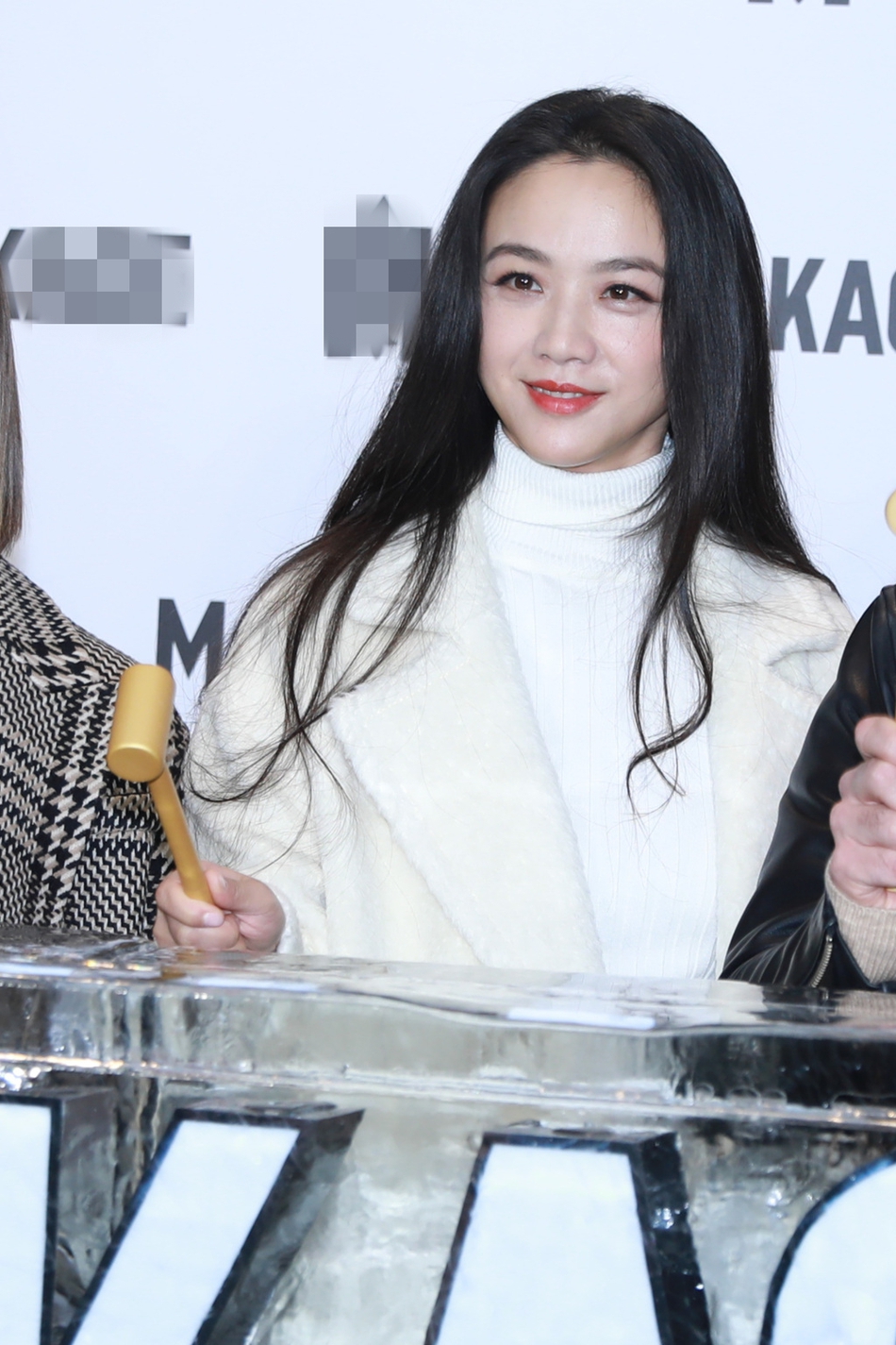 汤唯白衣红唇出席活动 捂嘴甜笑大方秀戒指