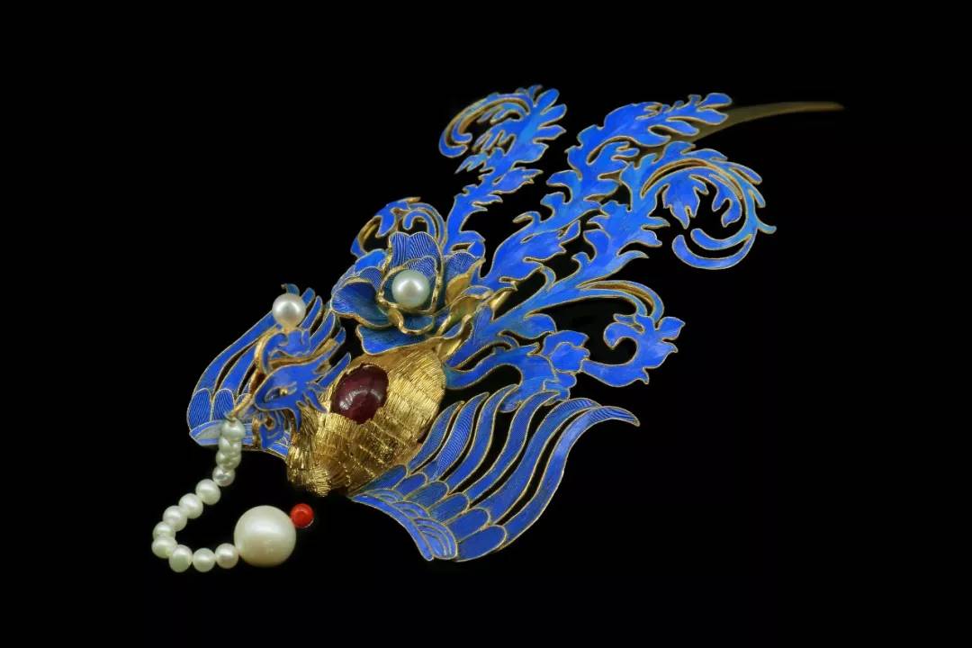 《红楼梦》中曾有这样一个桥段,某日贾母看见一个赤金点翠的麒麟,便