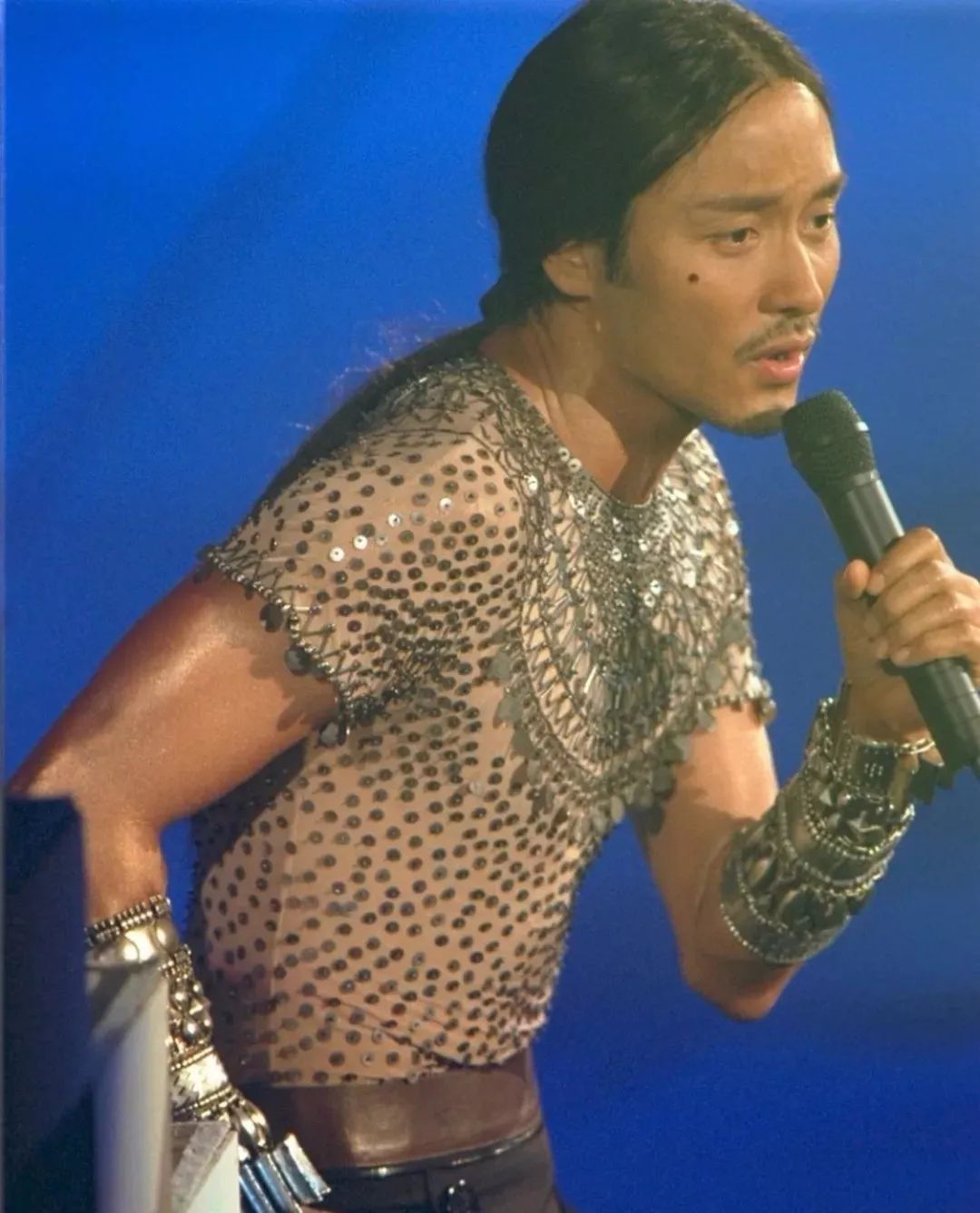 每当演唱会张国荣穿着这件衣服唱歌时,台下的歌迷就会哭泣不止