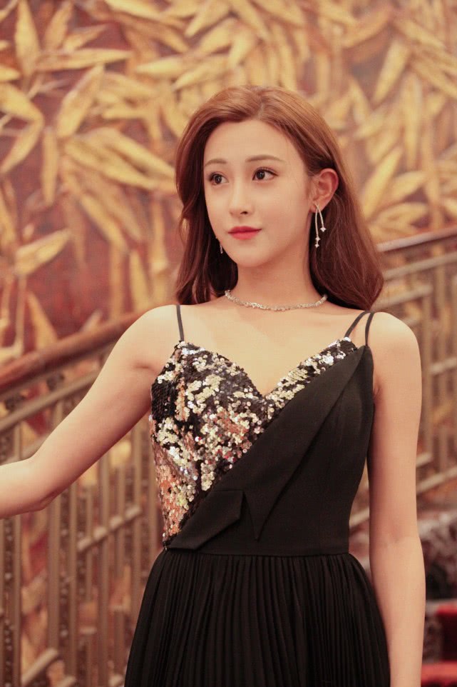 朱圣祎2019搜狐之夜暗黑气质长裙尽显典雅高贵