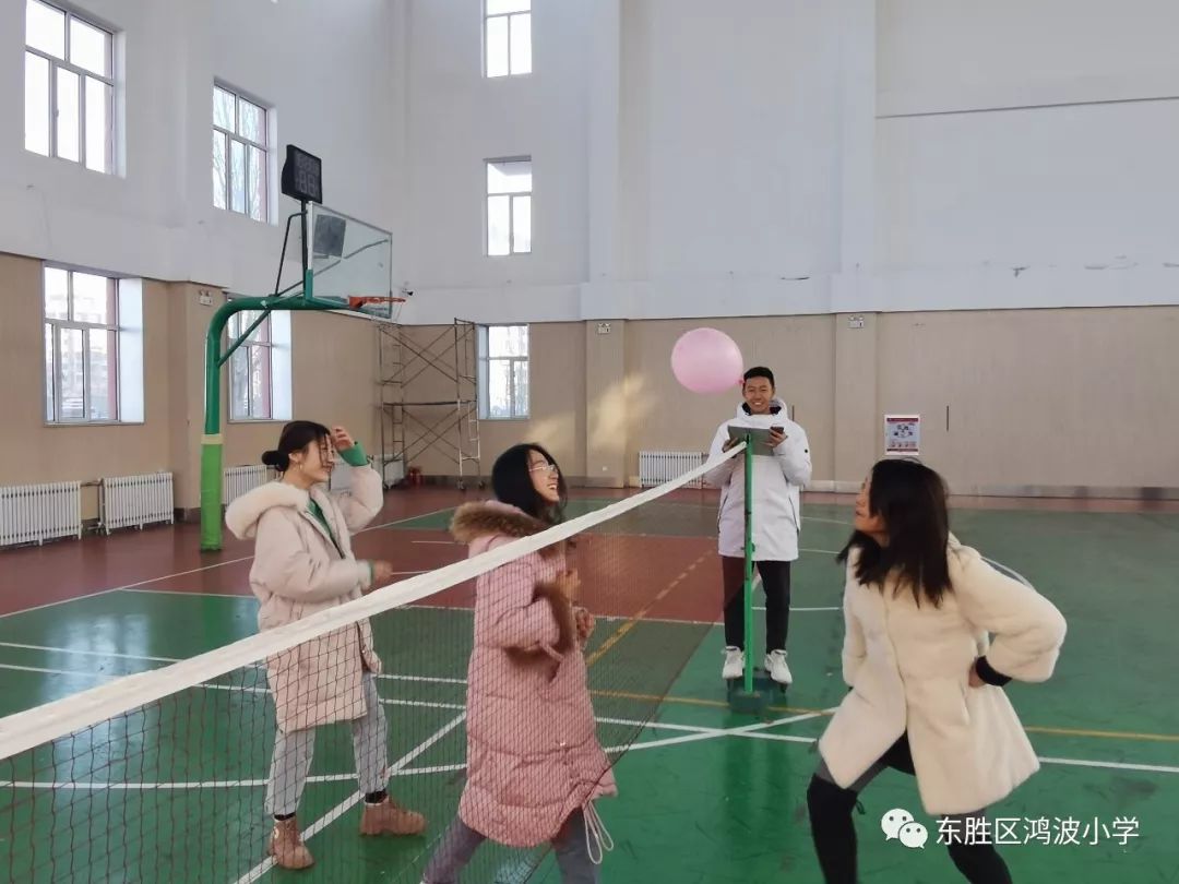 今天下午,我校教工进行了一场别开生面的比赛——头顶气球,参赛队员一