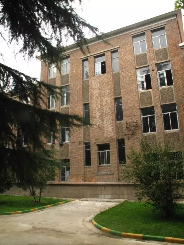 蒲白矿务局技工学校(原蒲城煤矿学校,简称"煤校")教学楼正面那时候,我