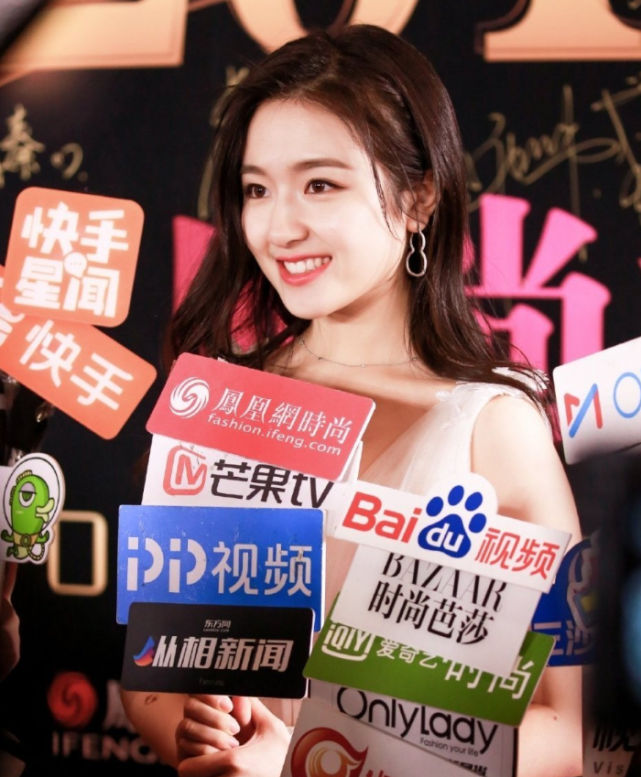 原创李兰迪不甘人设崩塌穿粉色仙女裙现身胳膊上的纹身太抢眼