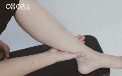 握拳,用你的四指关节,从脚踝处向上推小腿肚,5次为一组,进行10组