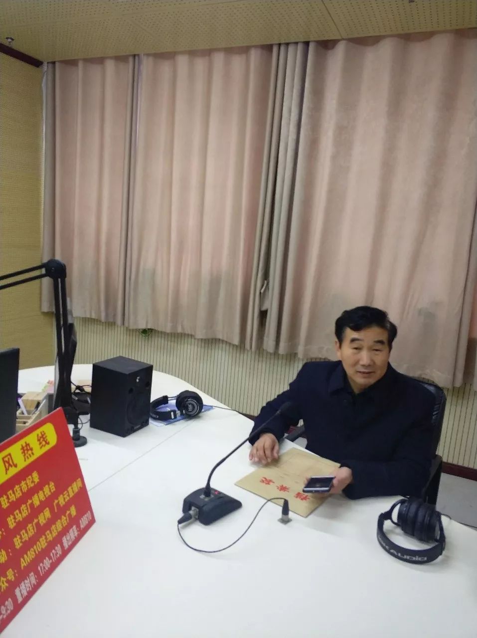 点半,市不动产登记服务中心副主任梁俊峰带领该中心产权科科长王济航