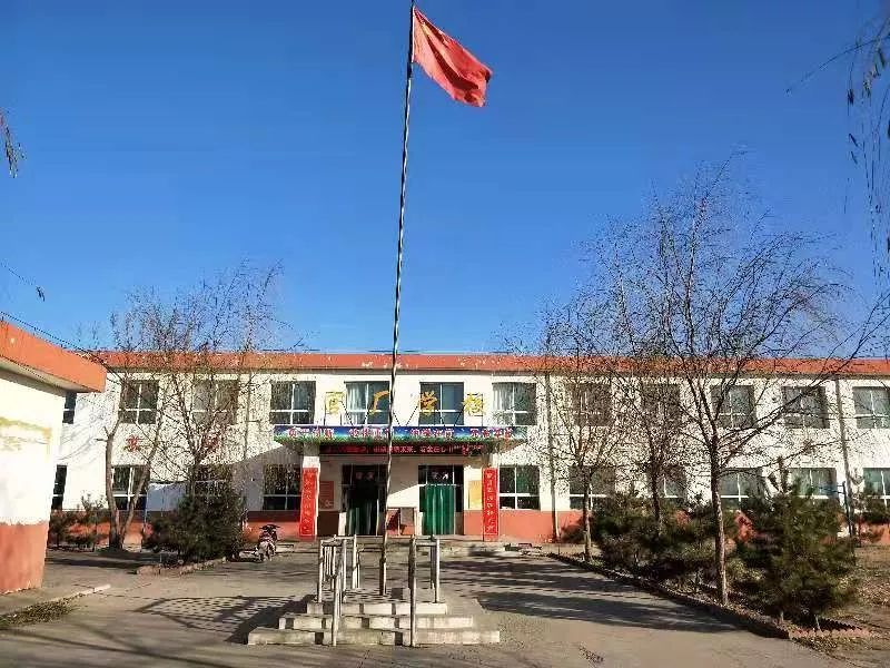 在小学的这些日子让我感受到了作为教师的荣耀,同时也体会到了作为一