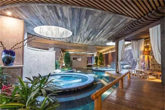 木屋别墅内还有专属于你的私人汤池,面朝大山泡着汤,生活本该如此美好