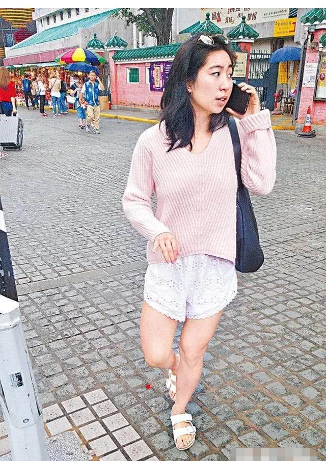 林青霞23岁女儿邢爱林进入社交圈,她长大变美,打扮后很惊艳