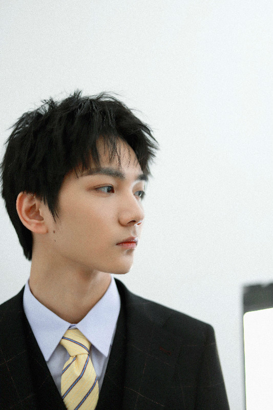 祁宋亮相时尚盛典青涩少年变身成熟小绅士