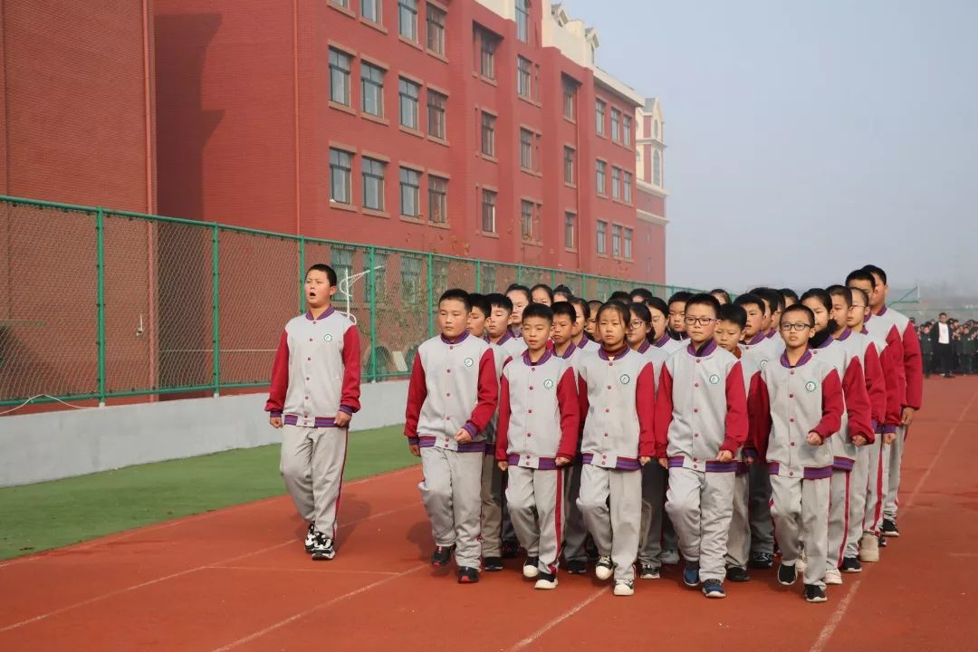 校园资讯站好每一列走好每一步莱西国开实验学校初一队列队形比赛