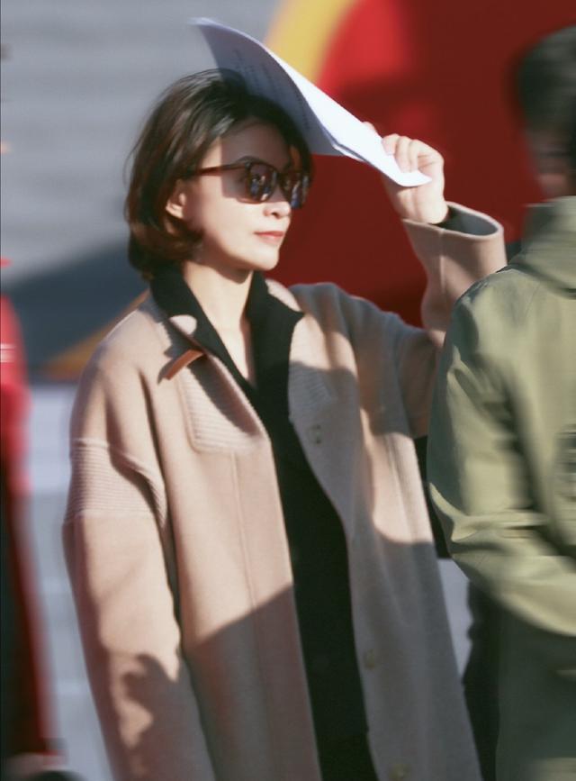 原创董卿现在穿衣真讲究拼接驼色大衣配西装年轻时的自卑一扫而空