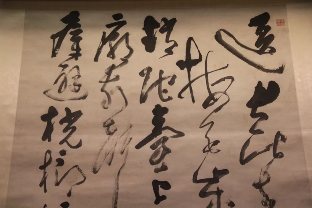 黃慎《草書七言律詩軸》局部黃慎《草書七言律詩軸》點畫紛披,結體