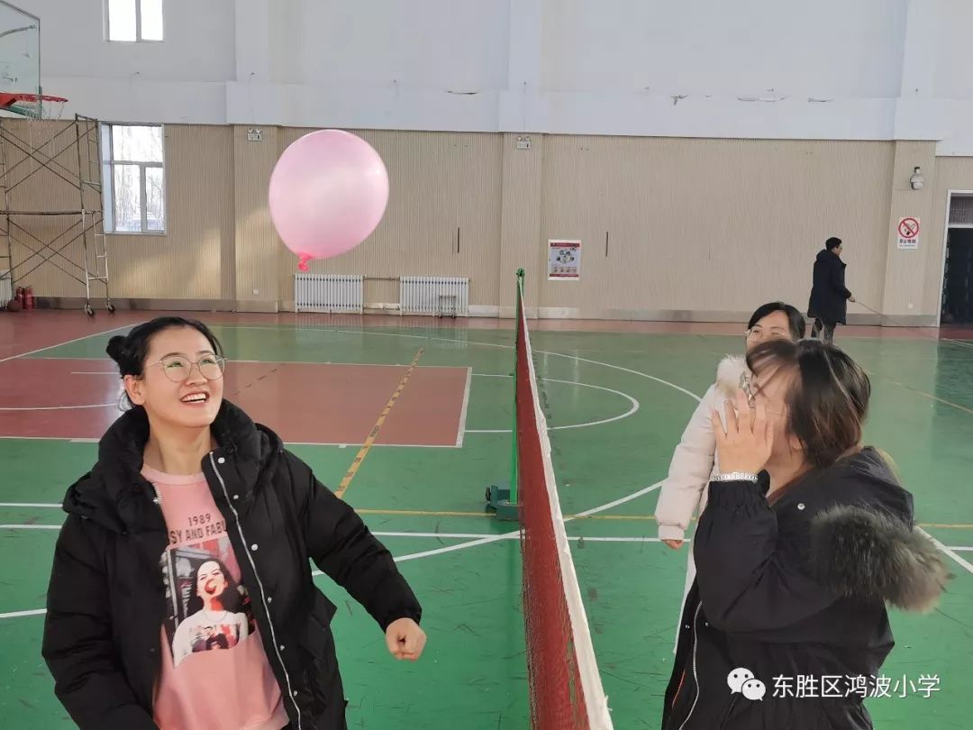 今天下午,我校教工进行了一场别开生面的比赛——头顶气球,参赛队员一