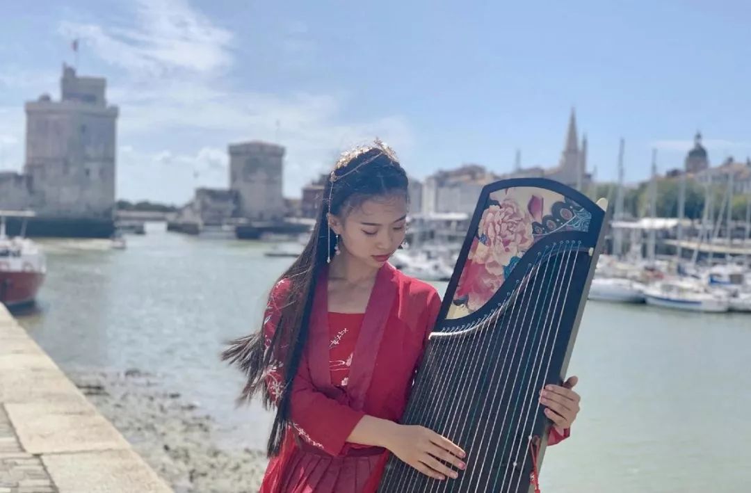 90后汉服姑娘弹古筝在国外爆火,外国人惊呼:中国传统文化真美!