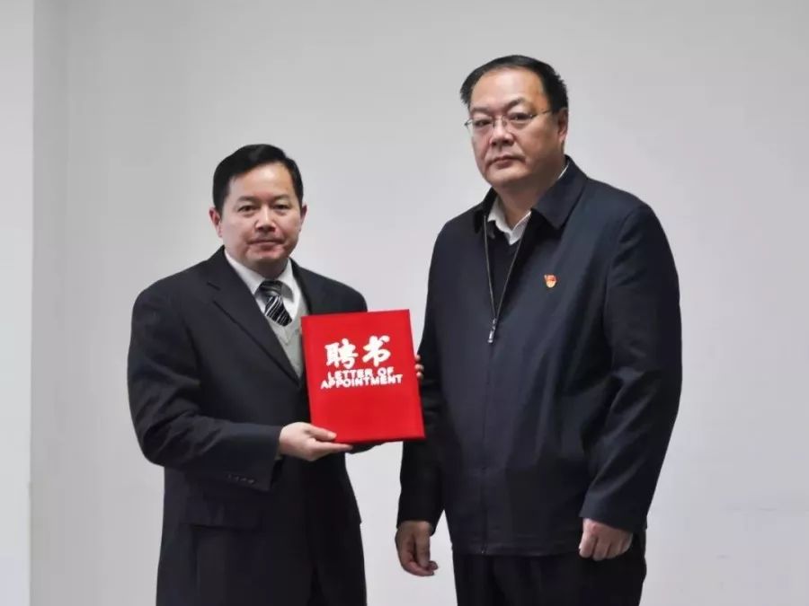 副市长李保兴为第二届政府首席法律顾问牛振宇颁发聘书副市长李保兴为