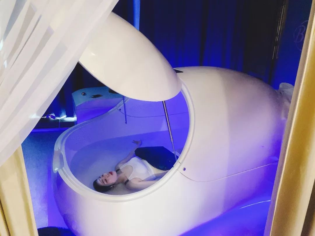 美体探店测评模拟死海盐水漂浮美体漂浮舱体验