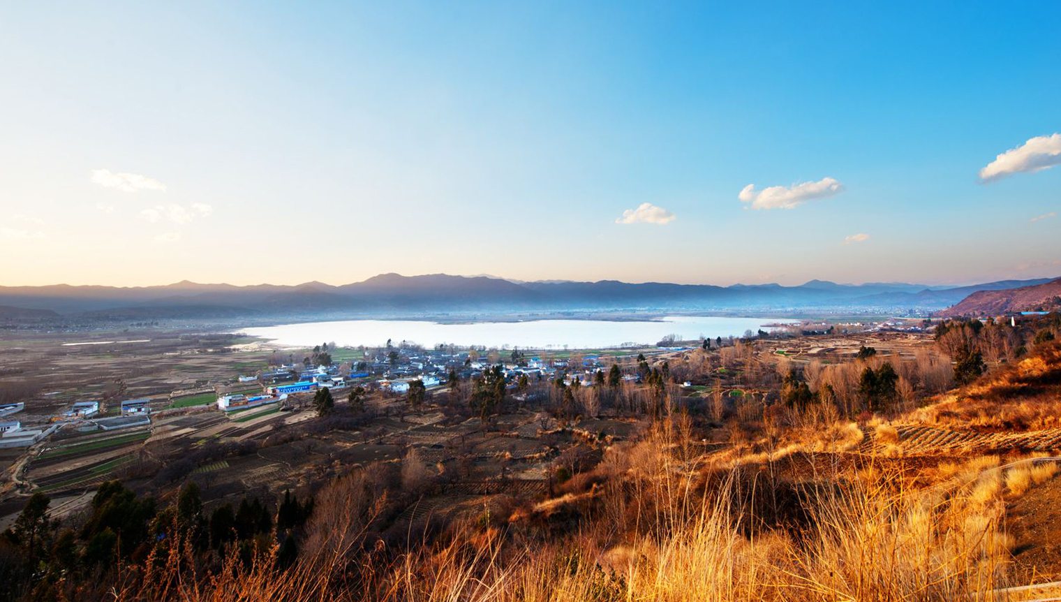 相约去剑湖观鸟,剑川县剑湖迎来了大批灰鹤,白骨顶,灰雁,赤麻鸭等候鸟