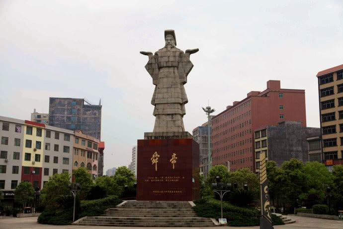 第一站:我们开着车走在216省道上,放眼望去,我们看到了树立在舜帝广场