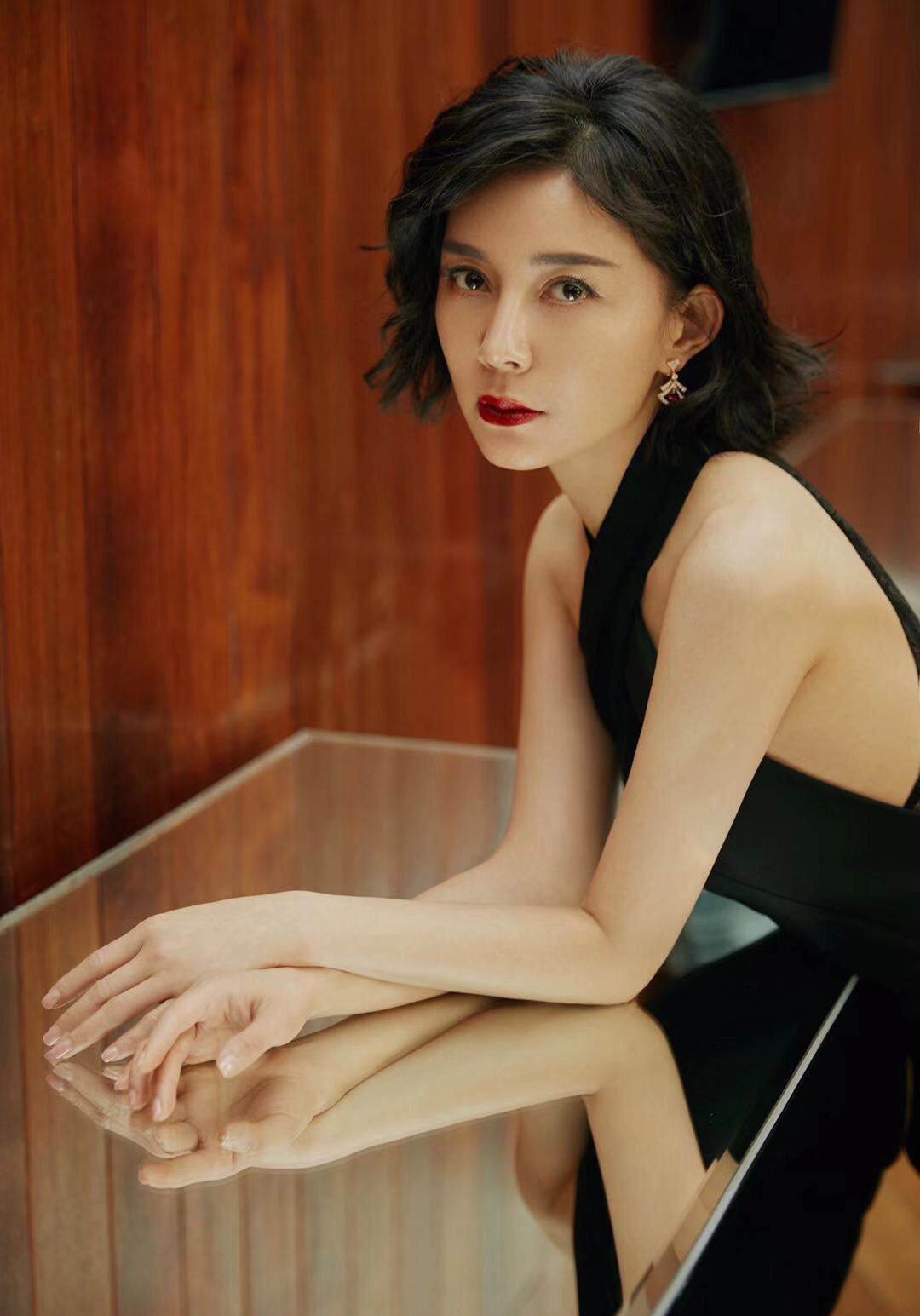 原创刘敏现代造型美到失语干练飒爽撞脸关之琳和烈火军校差别真大