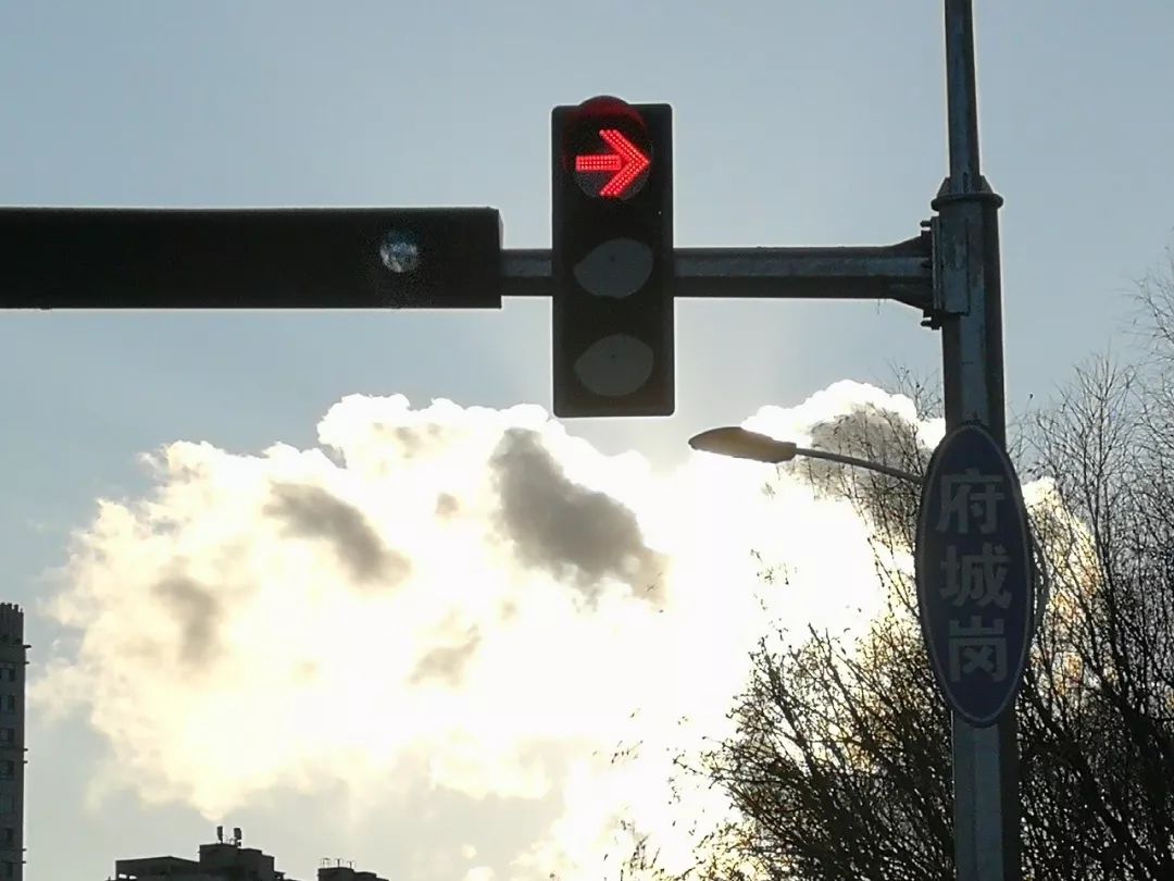 大庆车主注意:府城岗新设右转弯红灯,目前全市共3处此类灯岗……_信号