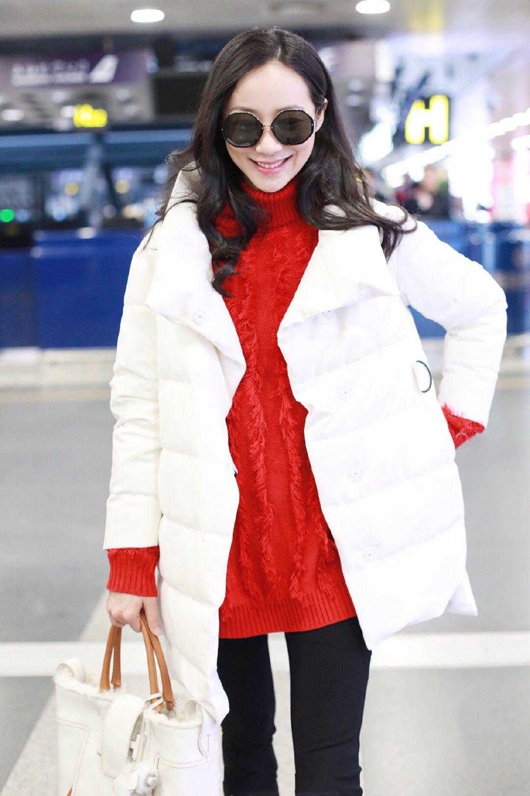 原创韩雪好身材就是任性,白色羽绒服内搭大红色毛衣显高显瘦,美呆了