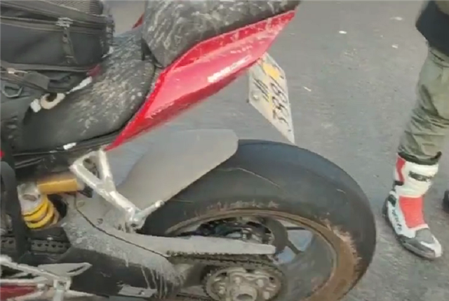 36万杜卡迪在四明山出事故过弯太快导致把手断裂车损达5位数