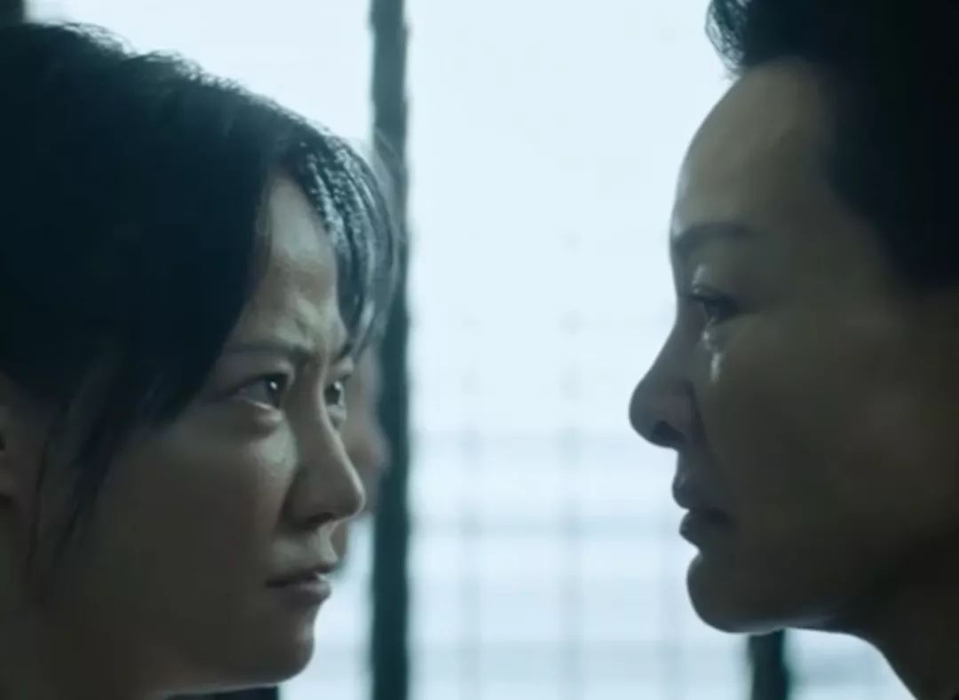 《误杀》中两个母亲之间你死我活的对视都说中年女演员面临着表严上
