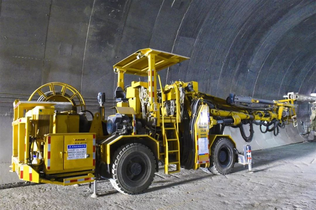 设备182台(套)承担隧道钻孔,出碴,支护等各个施工环节综合效率提升30%