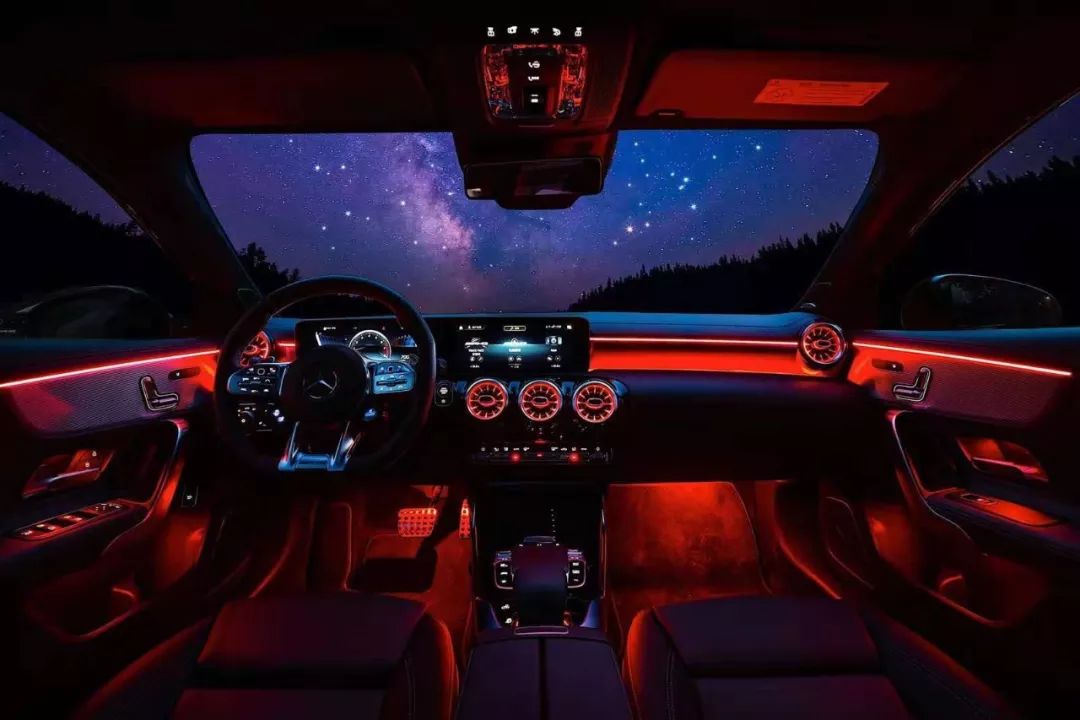 确实很迷人对吧,毕竟奔驰现时最拿手的内饰设计,就是这种绚烂的氛围灯