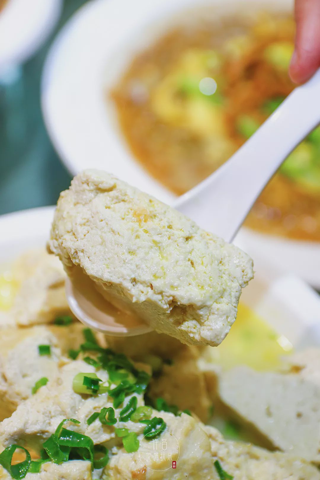 它煮的越久,就会越来越香,越来越筋道洧川豆腐特点就是硬度,弹性,韧性