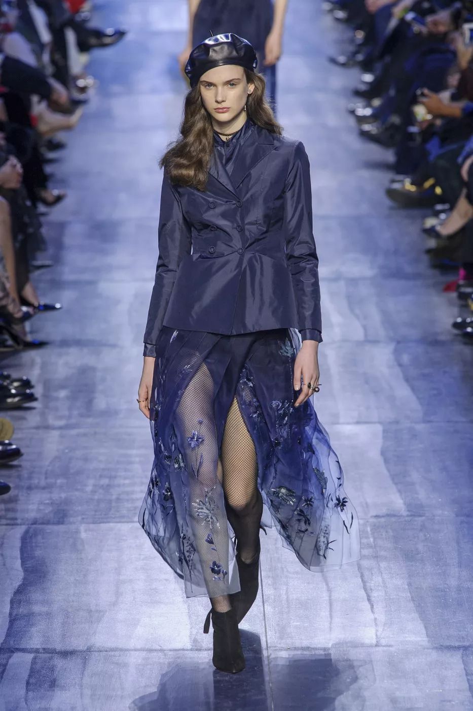 dior的品牌创始人christiandior曾说:"蓝色和黑色是象征服装质感的