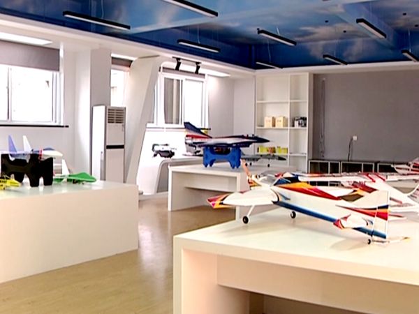 社团各类航模器材及配套设施齐全,学校拥有目前丹徒区规模最大的嚎照