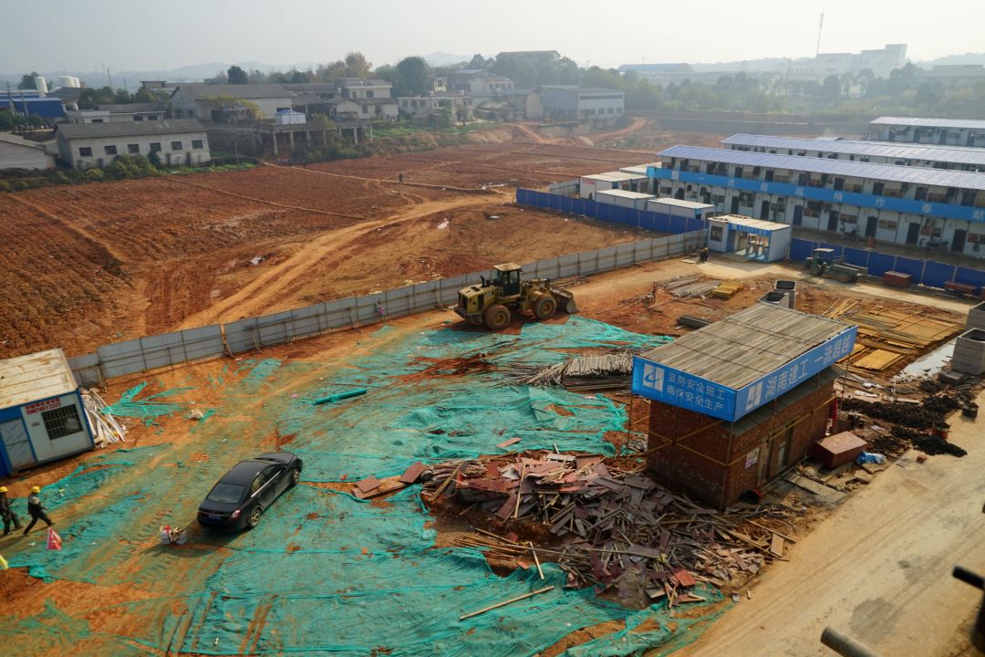 將混凝土等建築材料運進工地;在兩個鋼筋加工棚裡,工人們認真工作