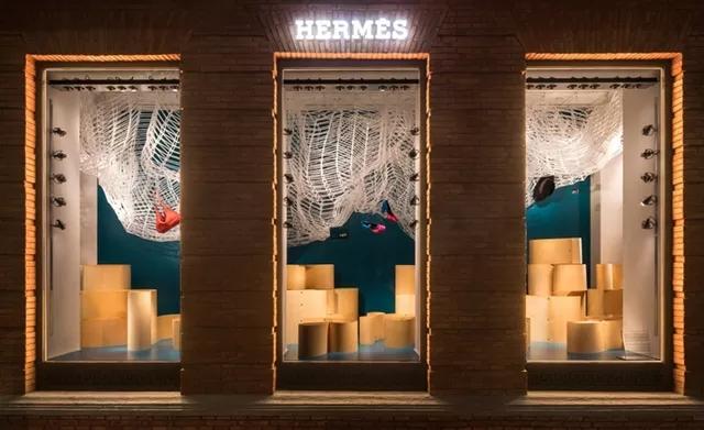 亿光联将传统的橱窗广告从线下往线上互联网升级,将普通的玻璃橱窗