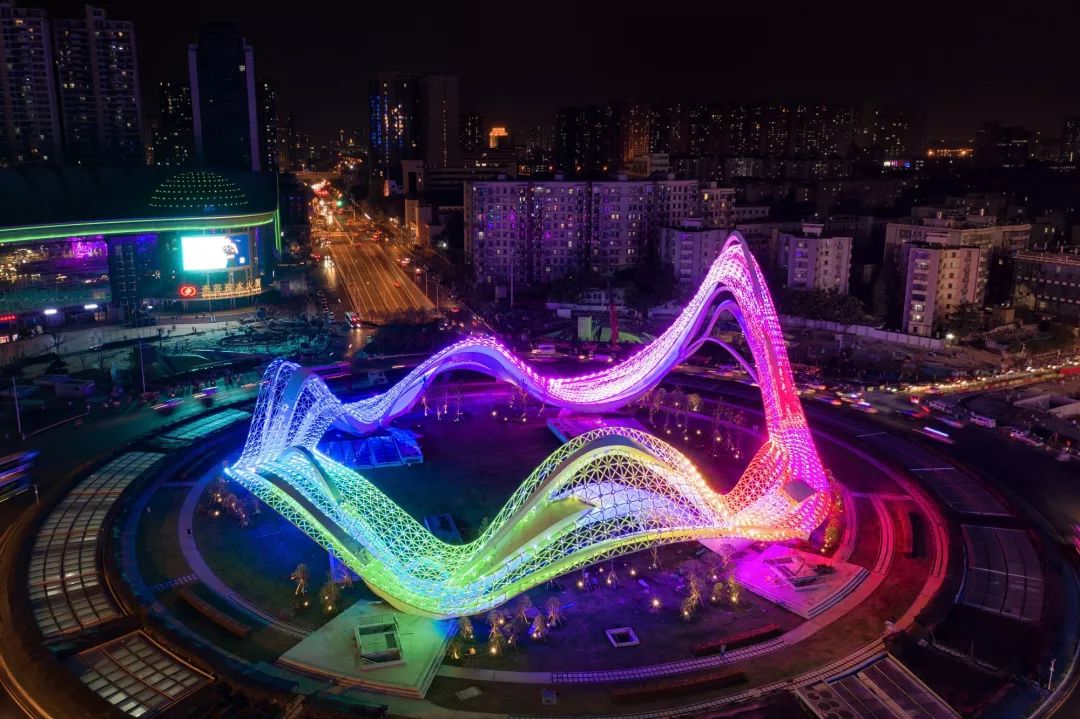 武汉新地标星河雕塑是如何飘动起来的