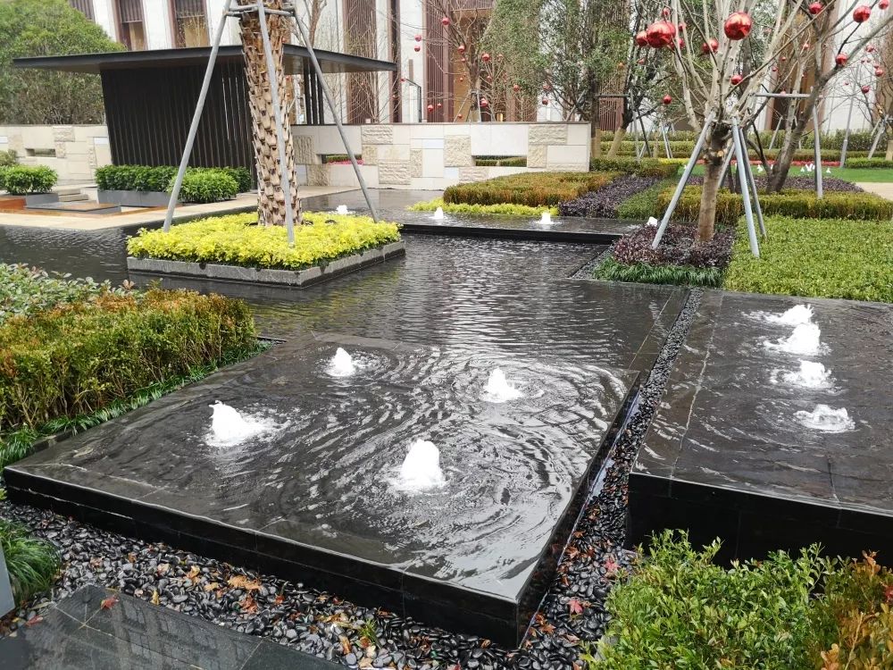 小区镜面水池,泳池,景墙,亭架等硬质占比很高,因而成本投入不菲.