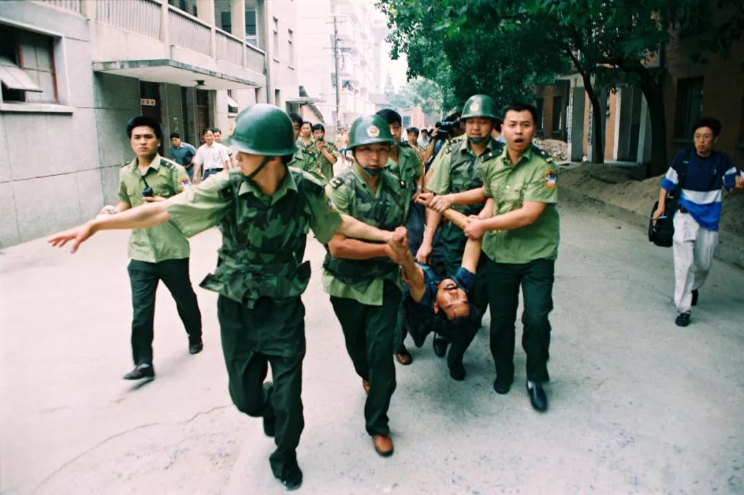 民警在现场布控,抓捕法子英.