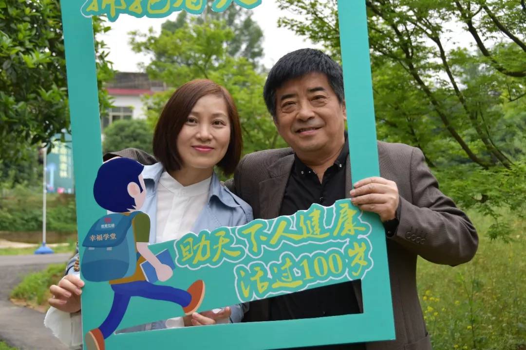 飞哥与康爱公益执行理事长唐小敏女士合影康爱公益的小伙伴,一有难事