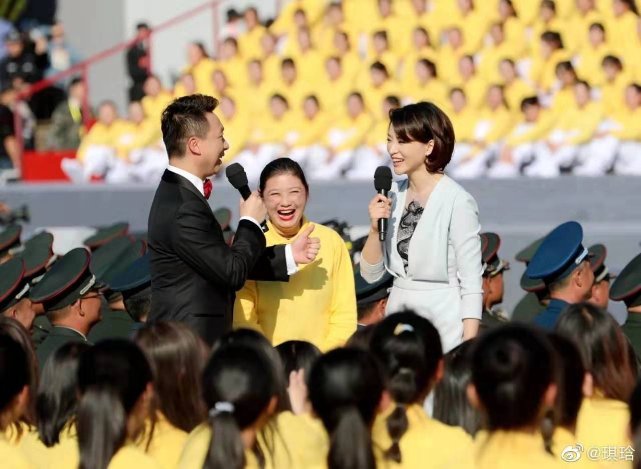 董卿要把驼色大衣穿火了,叠穿西装同框康辉好高级美,气质太出众